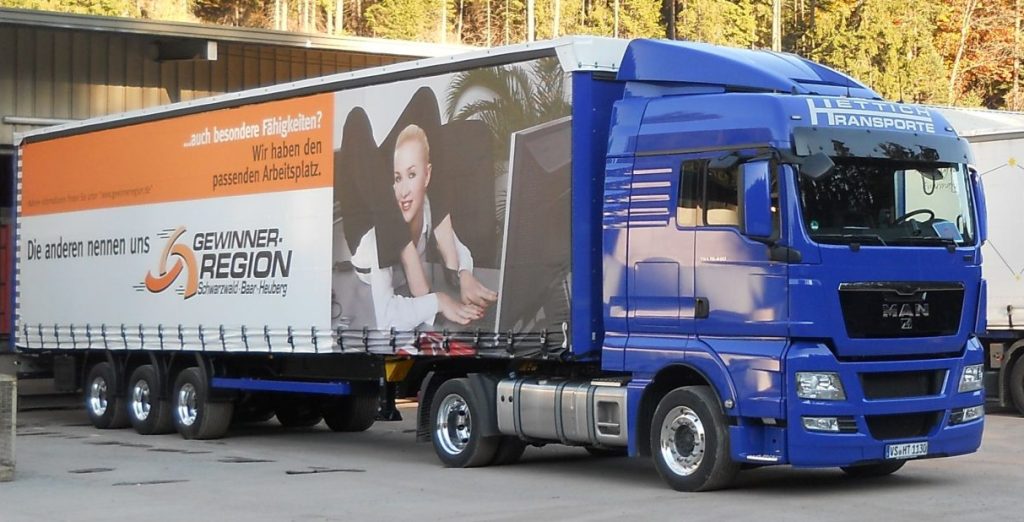 Blauer Lkw mit Werbung
