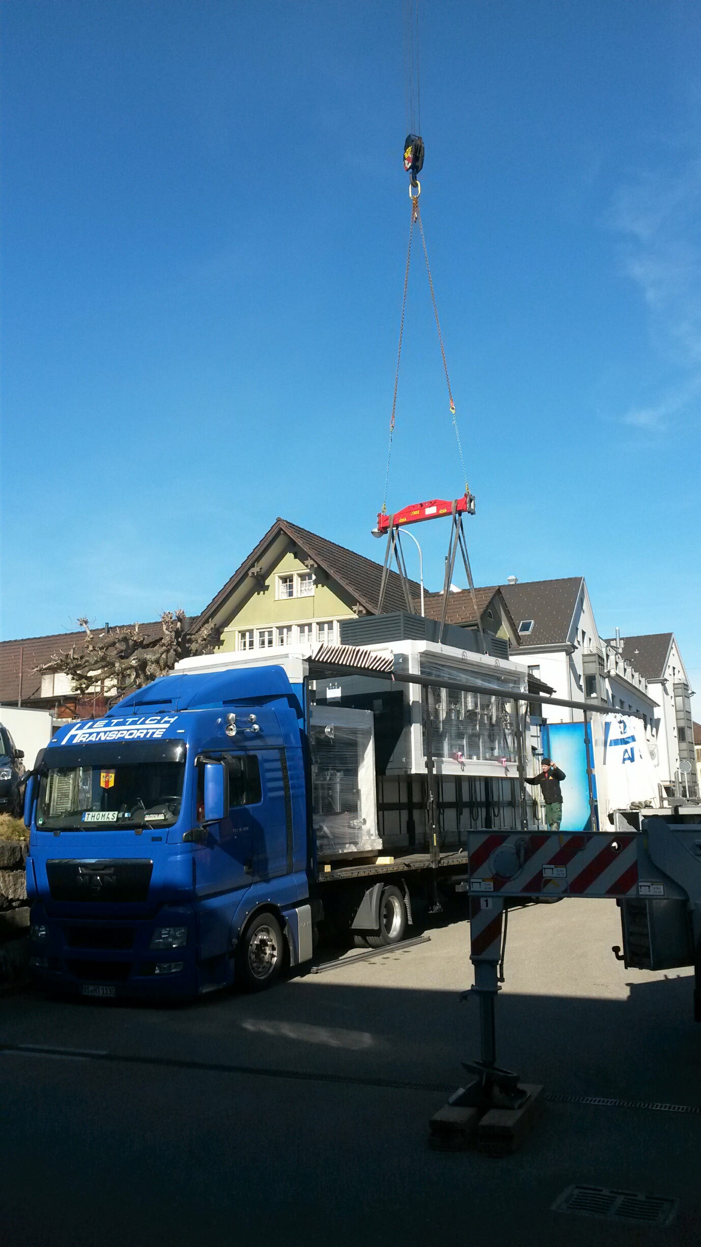 Lastwagen mit Kran und Last