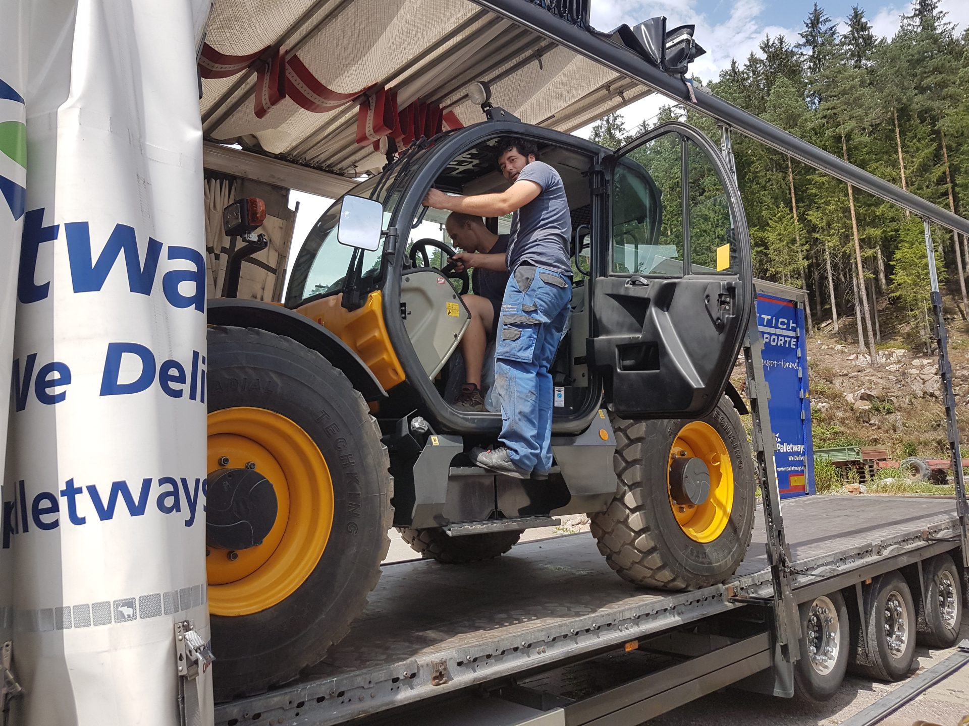 Fahrer im Gabelstapler sitzen