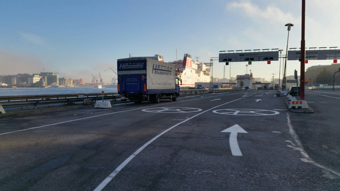 Traktor mit Holztransport auf Wiese